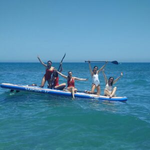 Jóvenes subidos a un Big Sup