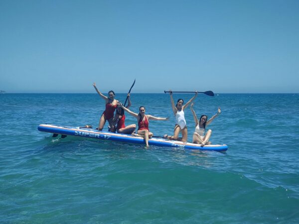 Jóvenes subidos a un Big Sup