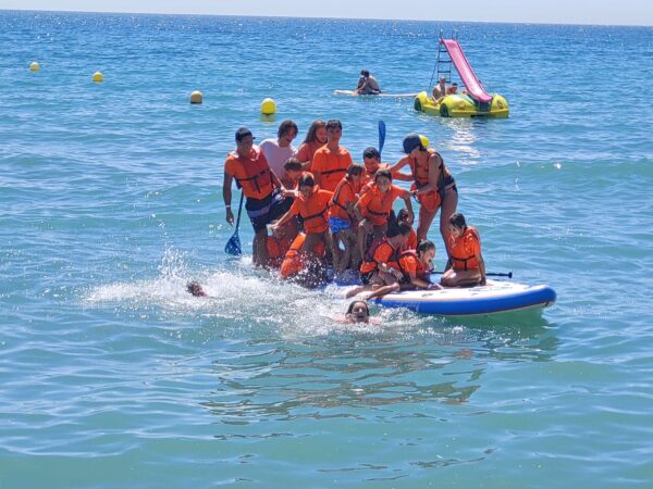 Chavales subidos a un Big Sup