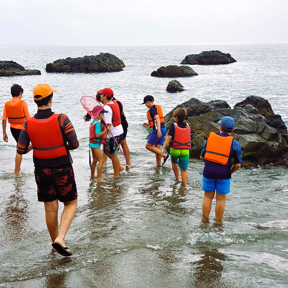 Niños en la playa en campamento