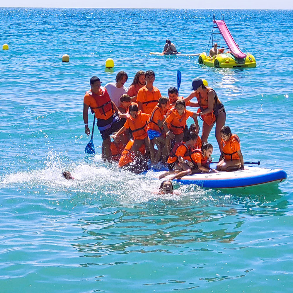 Niños disfrutando en el agua con una tabla super big