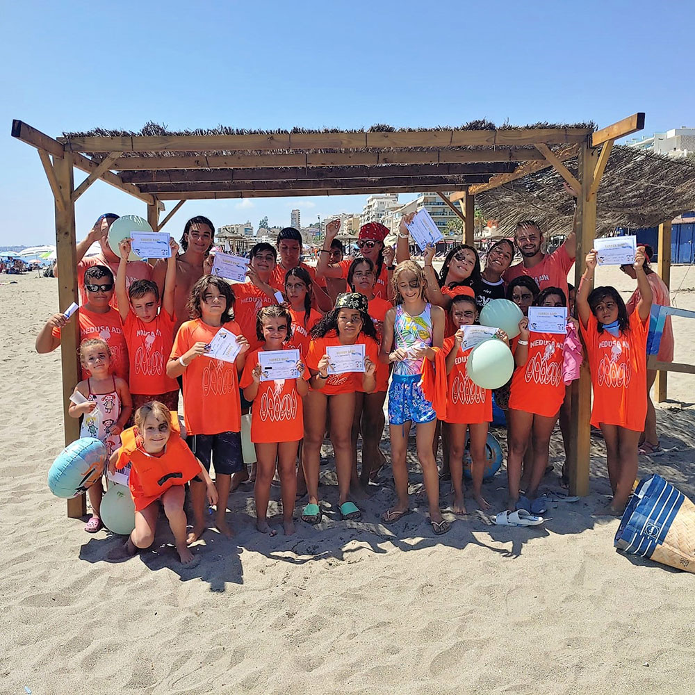 Niños con diploma en campamento de verano