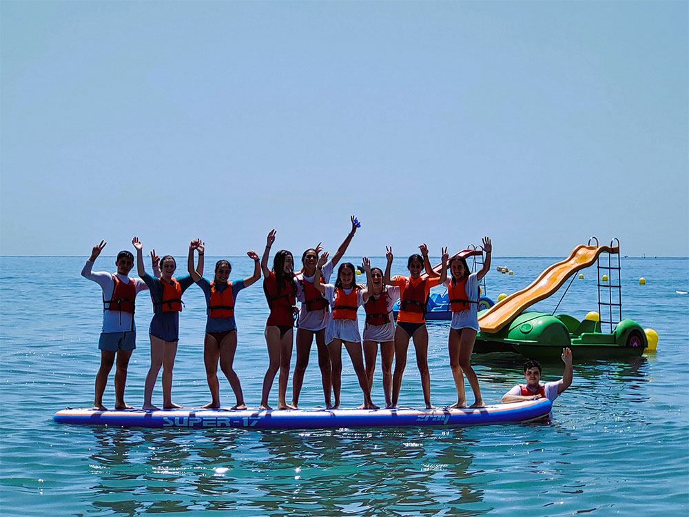 Amigos en el agua en tabla super big