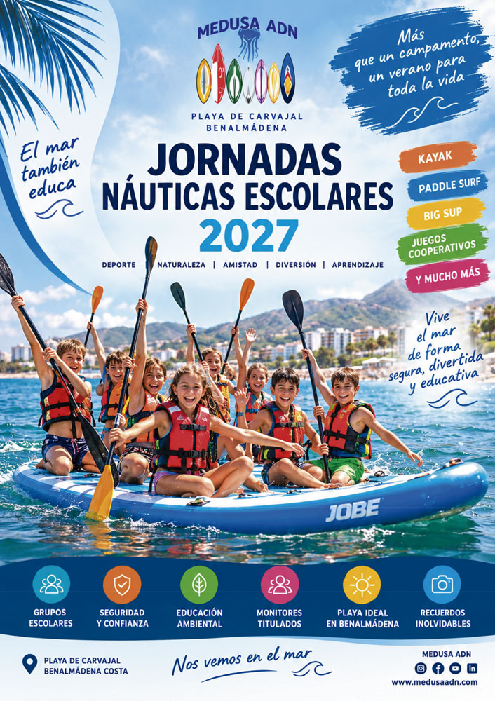 Niños en tabla gigante de paddle surf (Big SUP) disfrutando de las Jornadas Náuticas Escolares en la Playa de Carvajal, Benalmádena - Medusa ADN